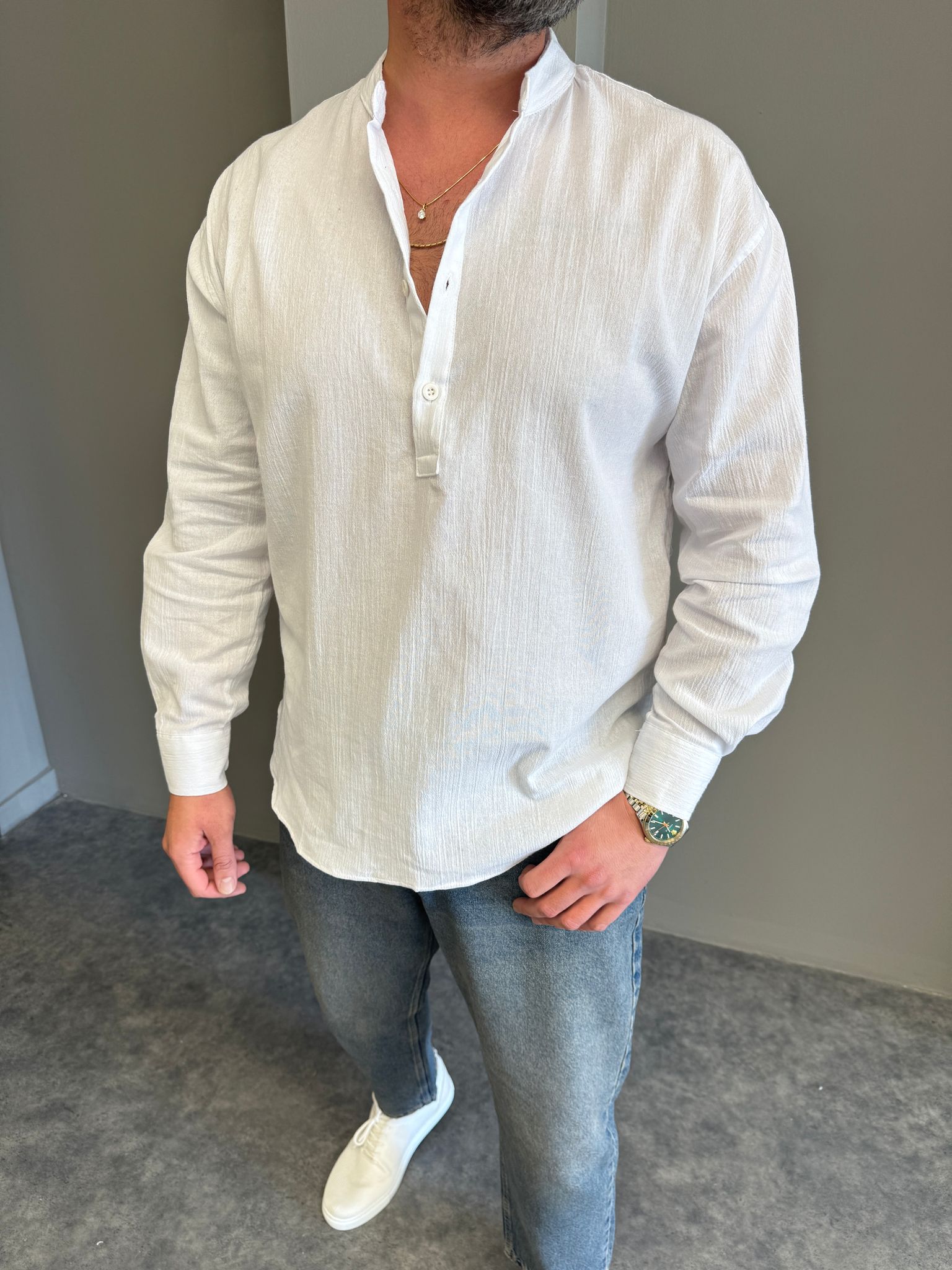 Beyaz Hakim Yaka Yarım Pat Gömlek