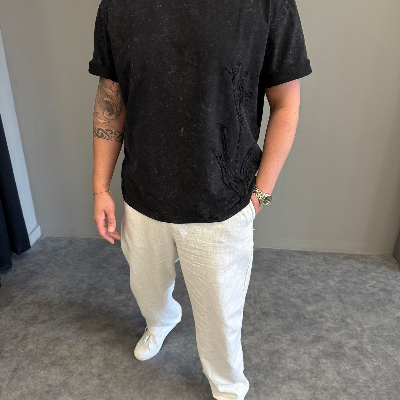 Yıkamalı Siyah Nakış Detaylı T-Shirt