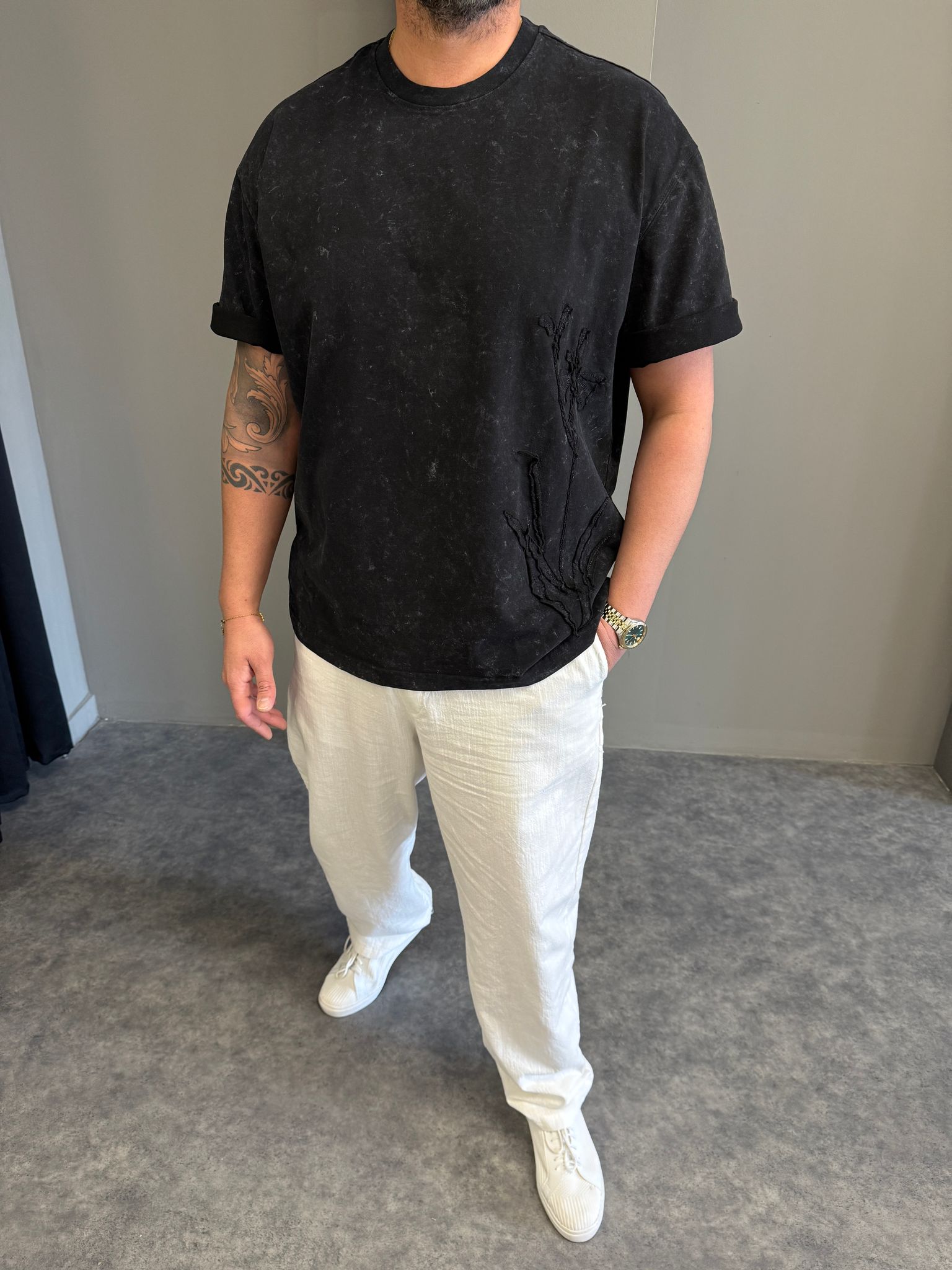 Yıkamalı Siyah Nakış Detaylı T-Shirt