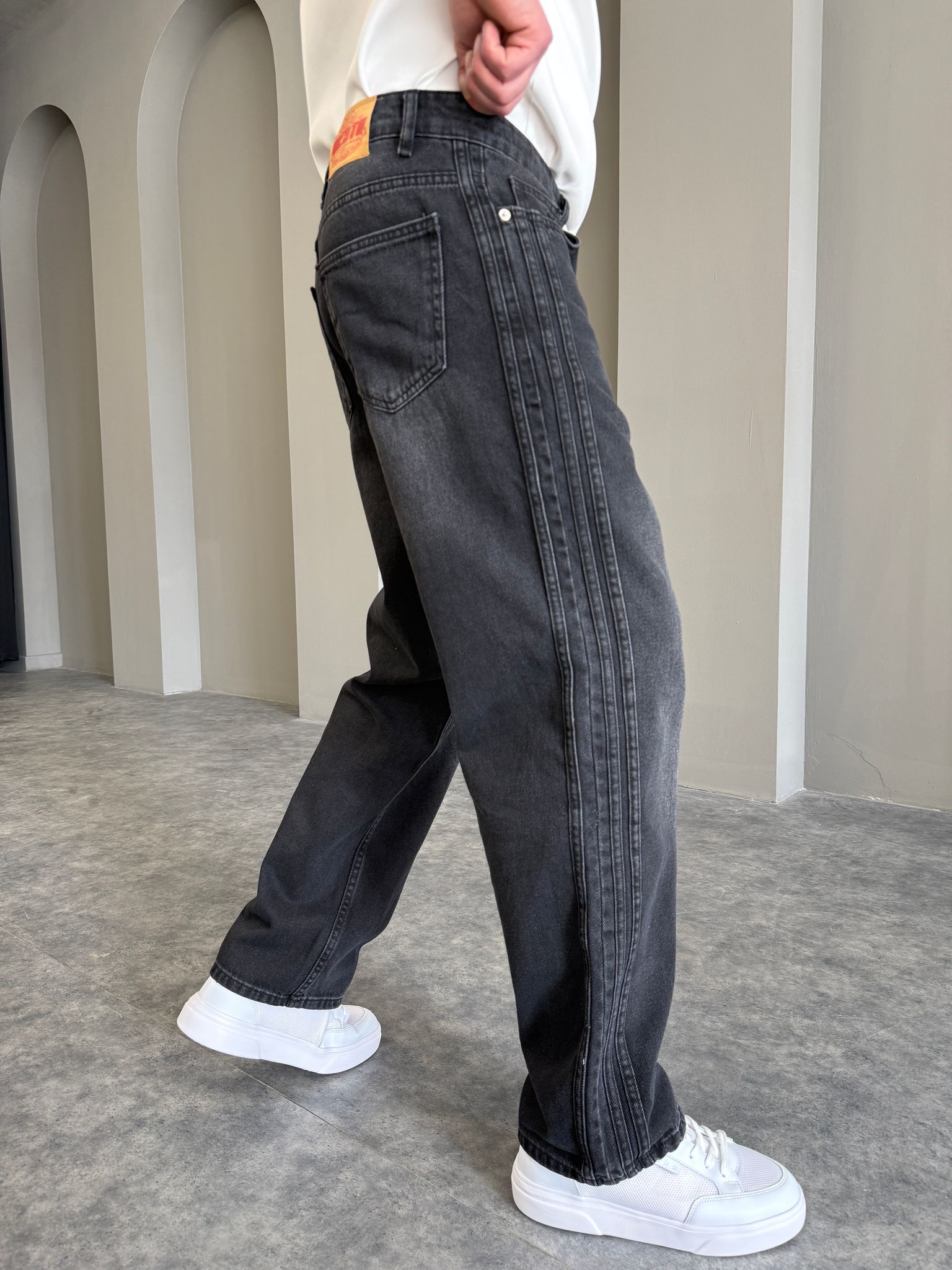 Siyah Tasarım Şeritli Jean