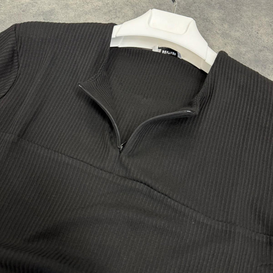 Siyah Bebe Yaka T-Shirt