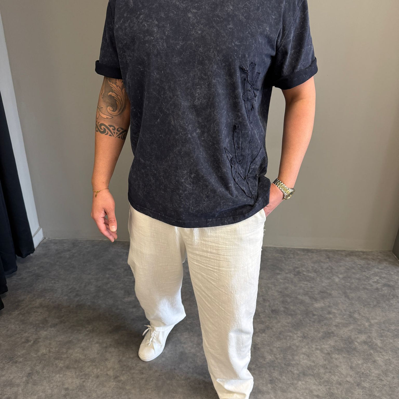 Yıkamalı Siyah Nakış Detaylı T-Shirt