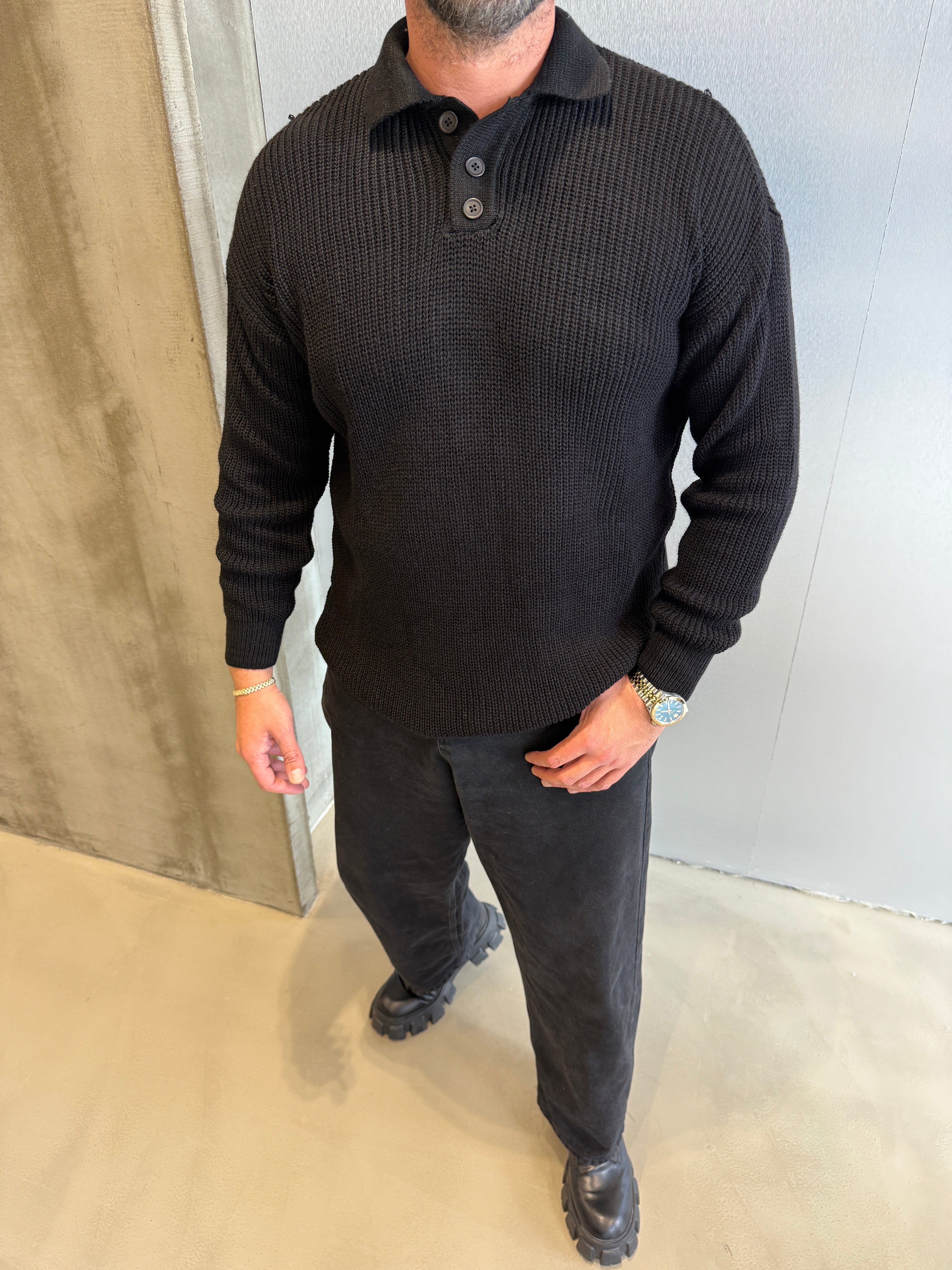 Siyah Düğmeli Triko Kazak