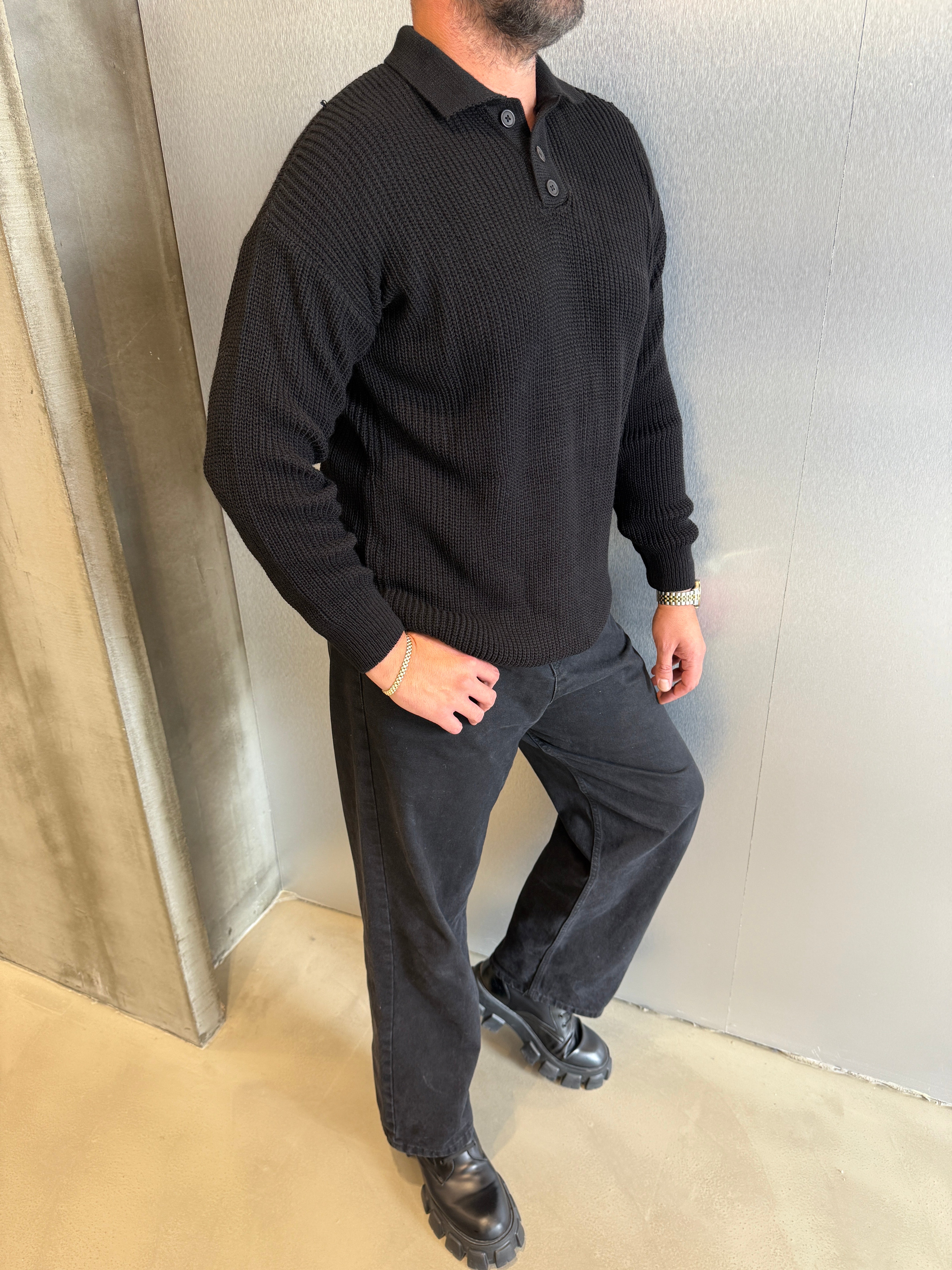 Siyah Düğmeli Triko Kazak