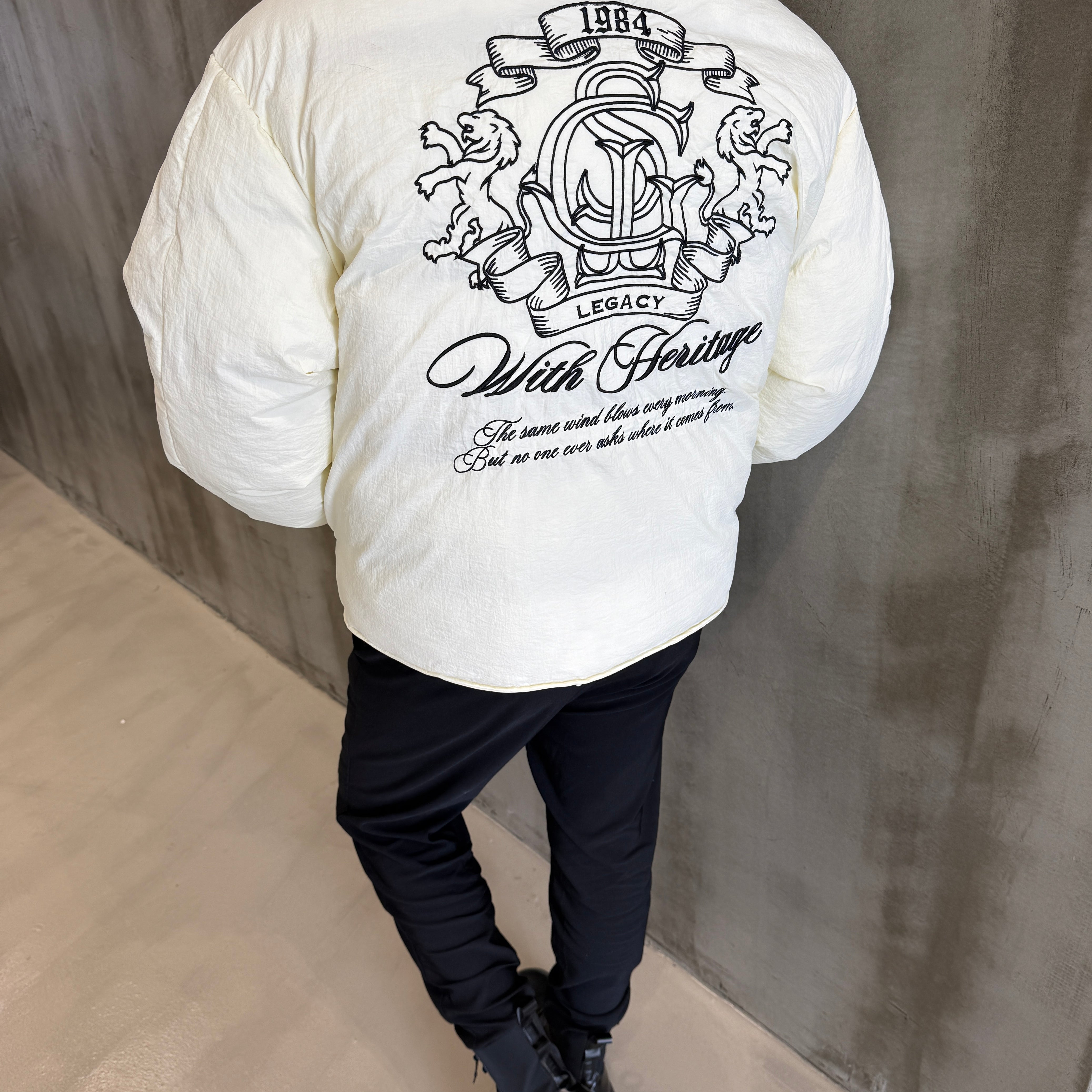 Ekru Nakış Detaylı Oversize Şişme Mont