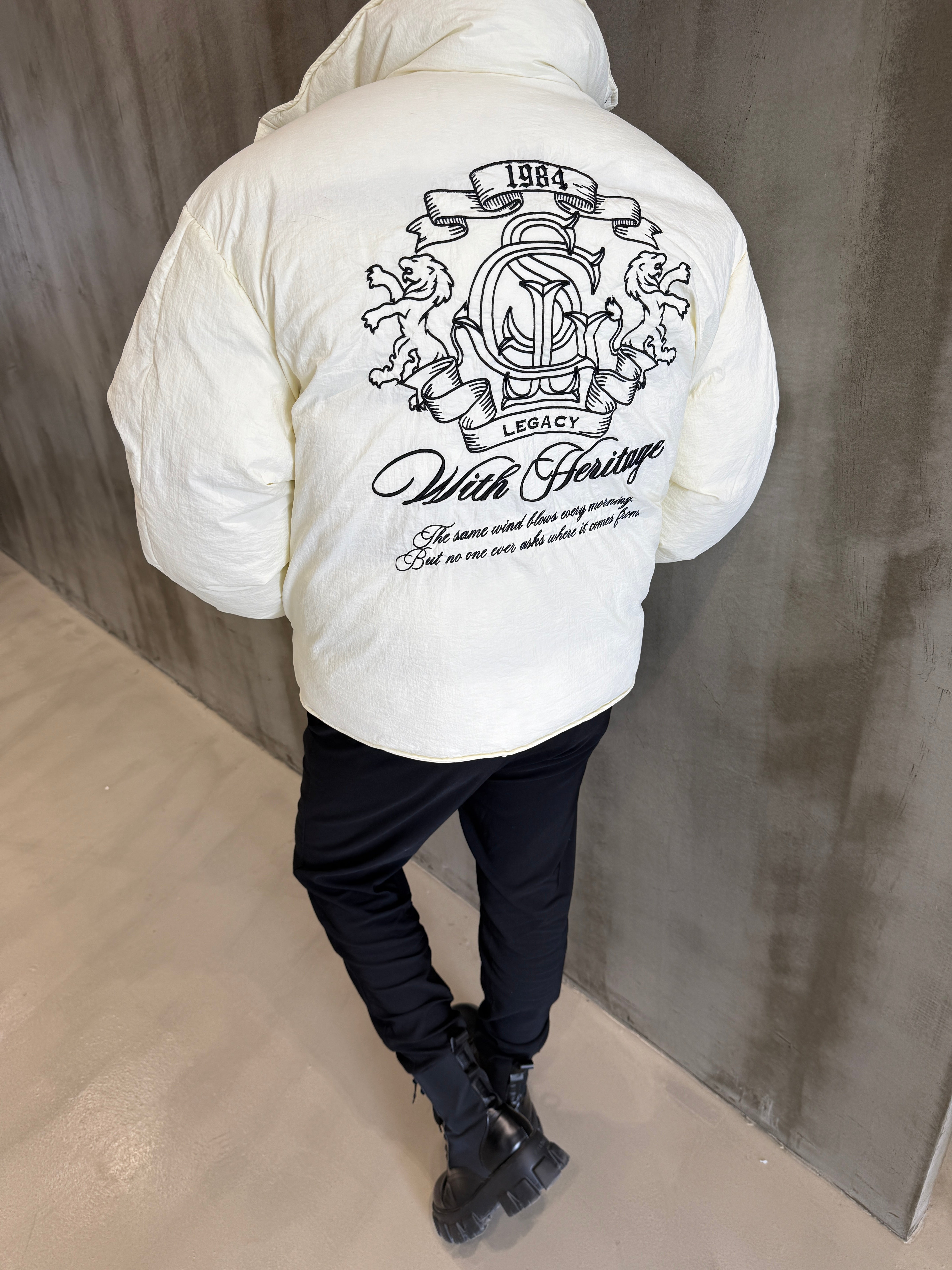 Ekru Nakış Detaylı Oversize Şişme Mont