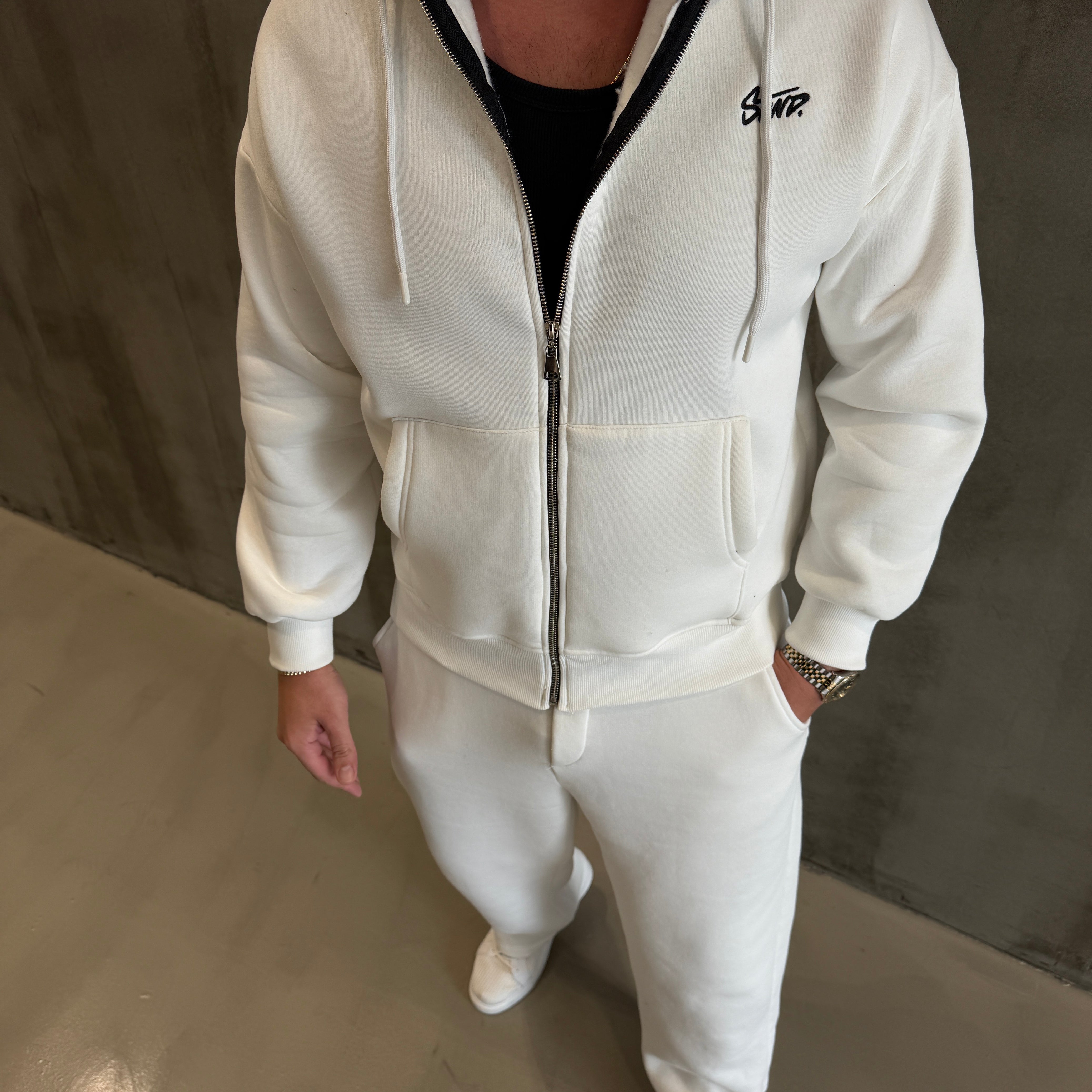 Beyaz Nakış Detaylı 3 İplik Polar