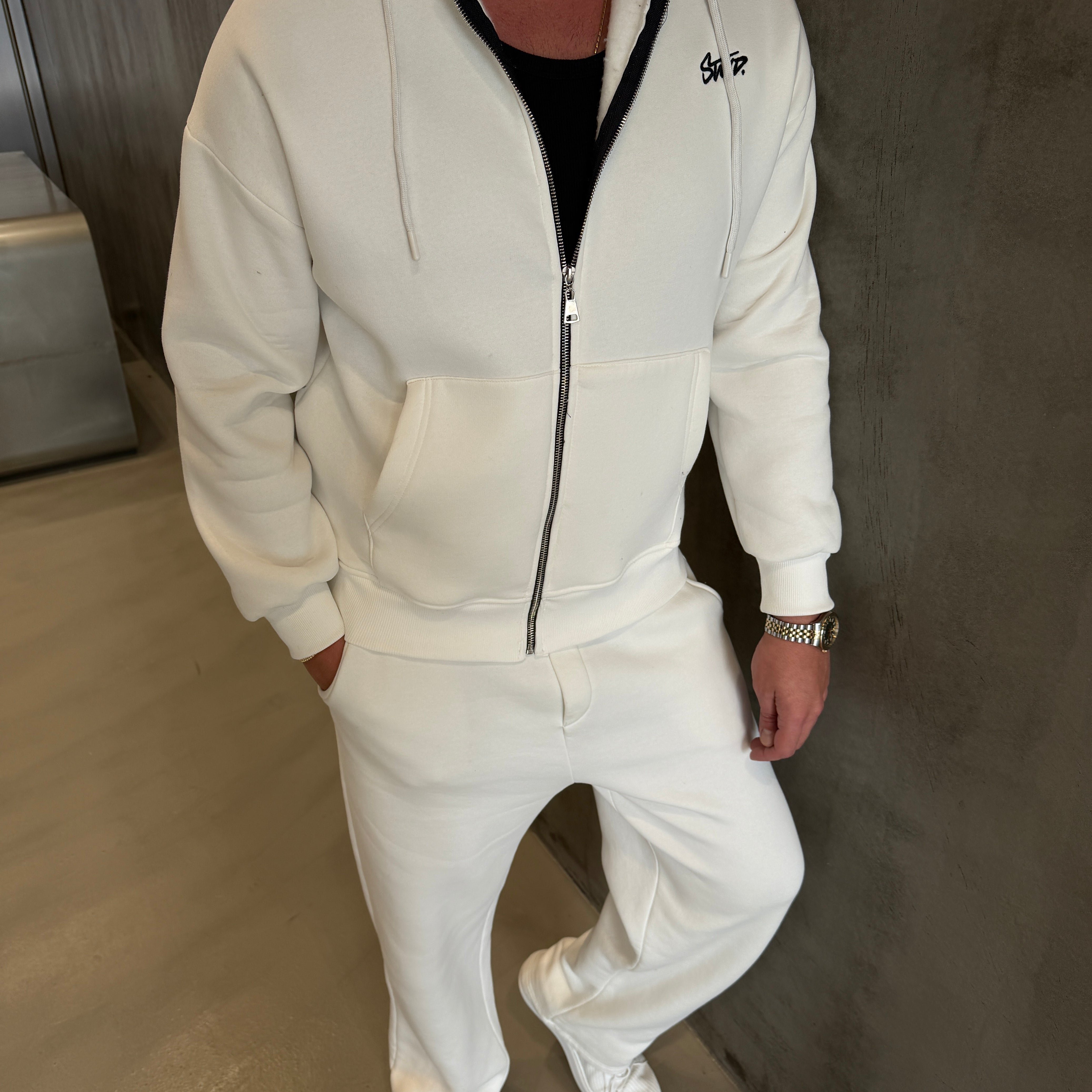 Beyaz Nakış Detaylı 3 İplik Polar