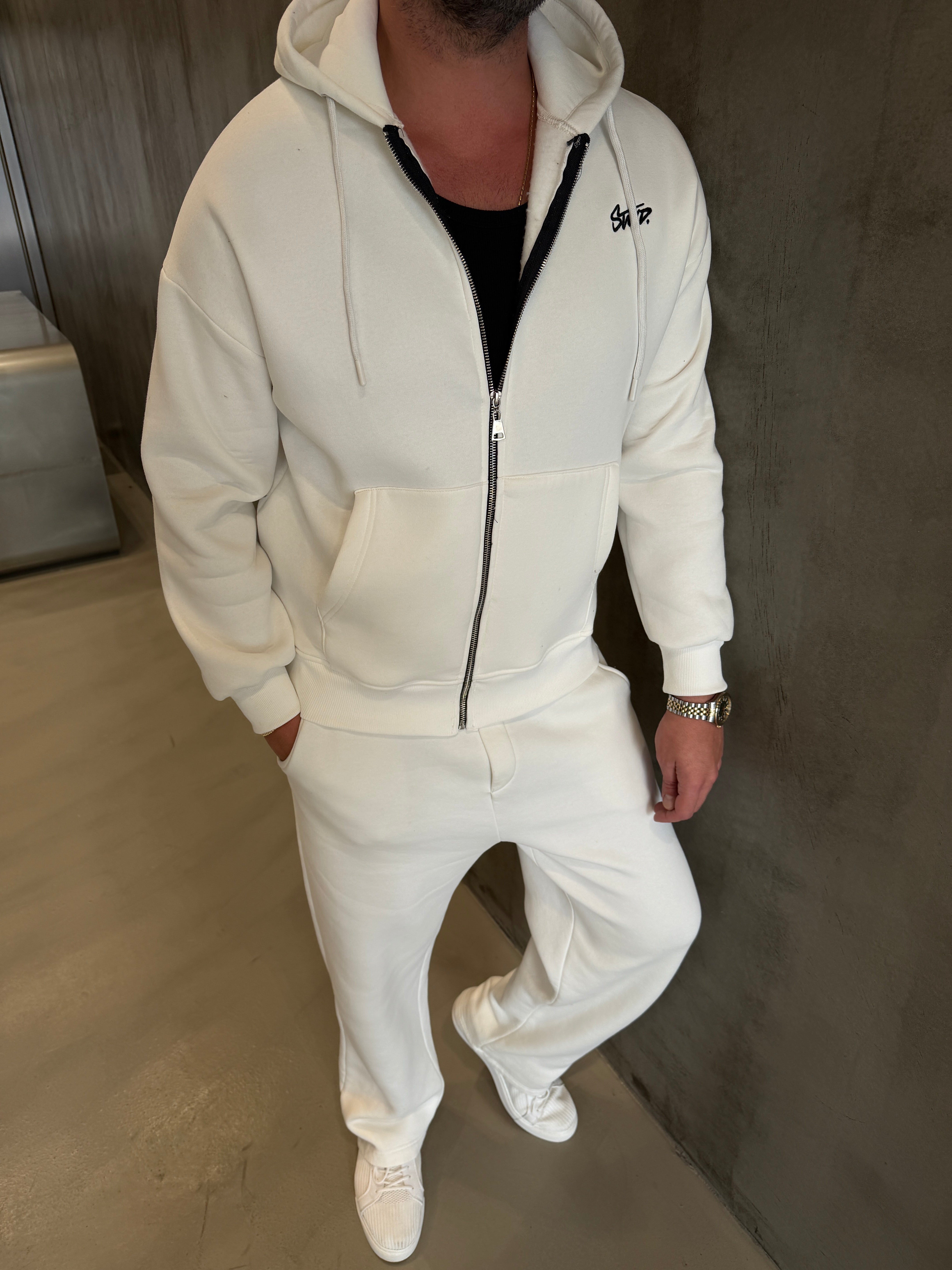 Beyaz Nakış Detaylı 3 İplik Polar