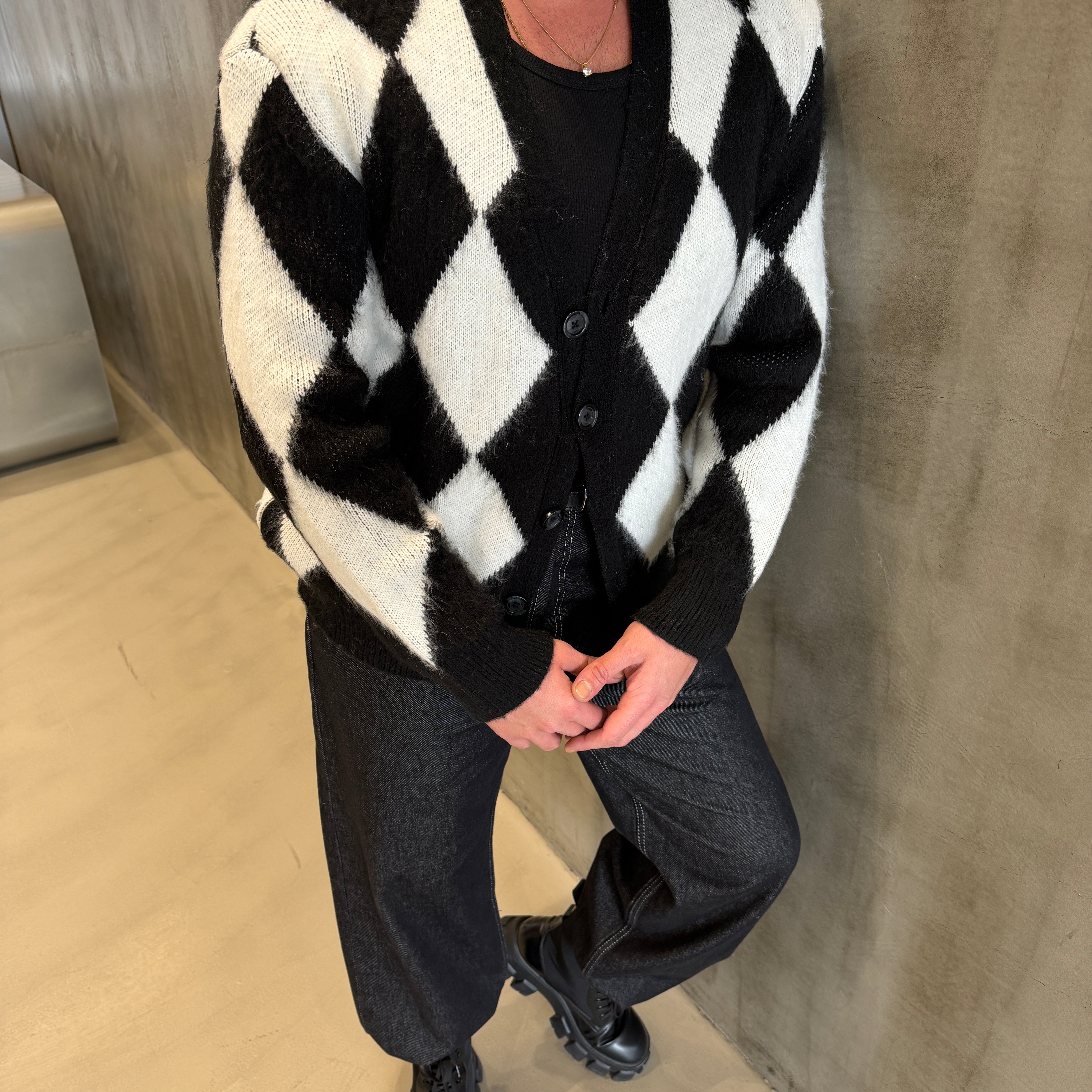 Beyaz Baklava Desenli Sakallı Kumaş Hırka