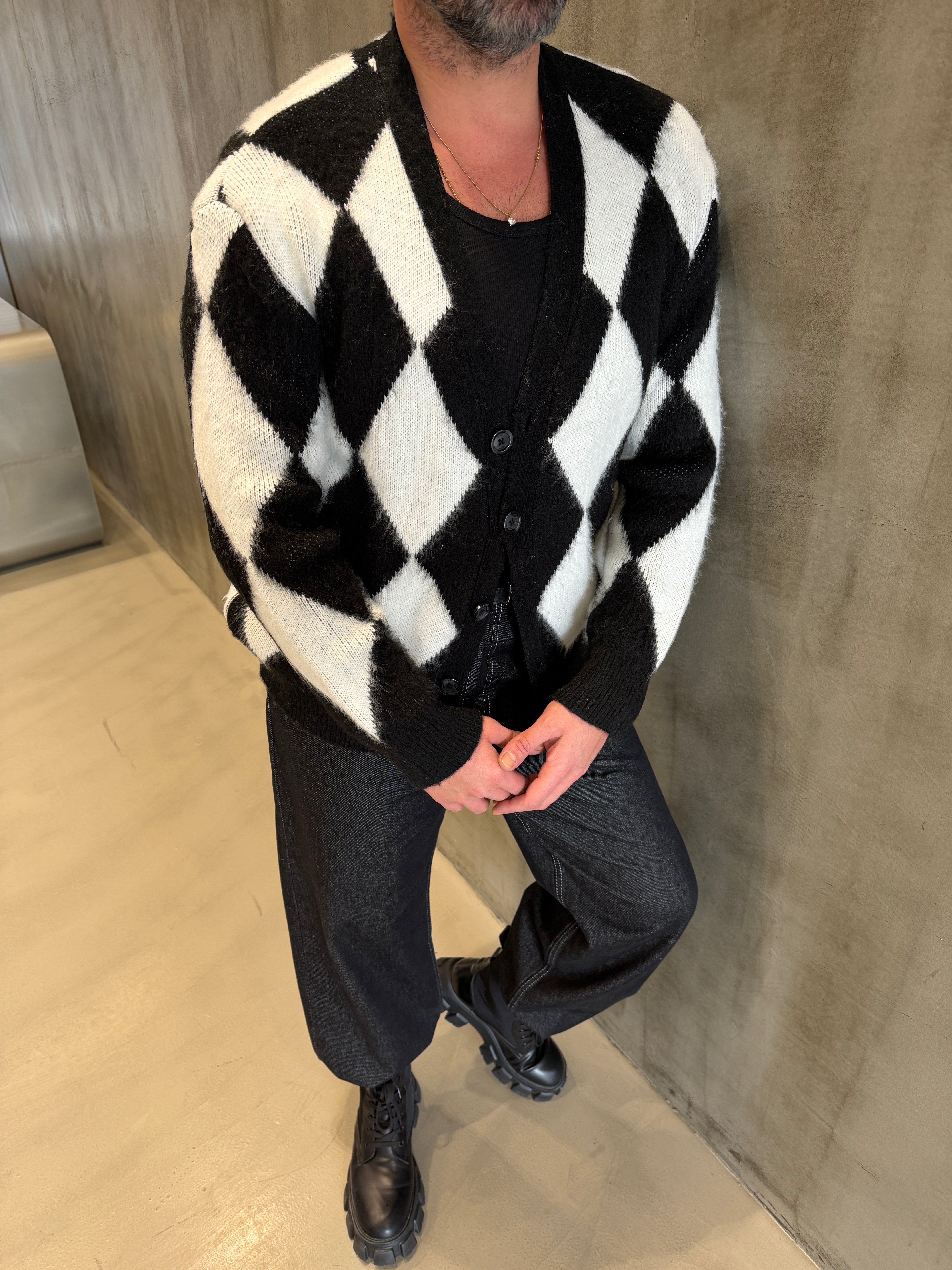 Beyaz Baklava Desenli Sakallı Kumaş Hırka