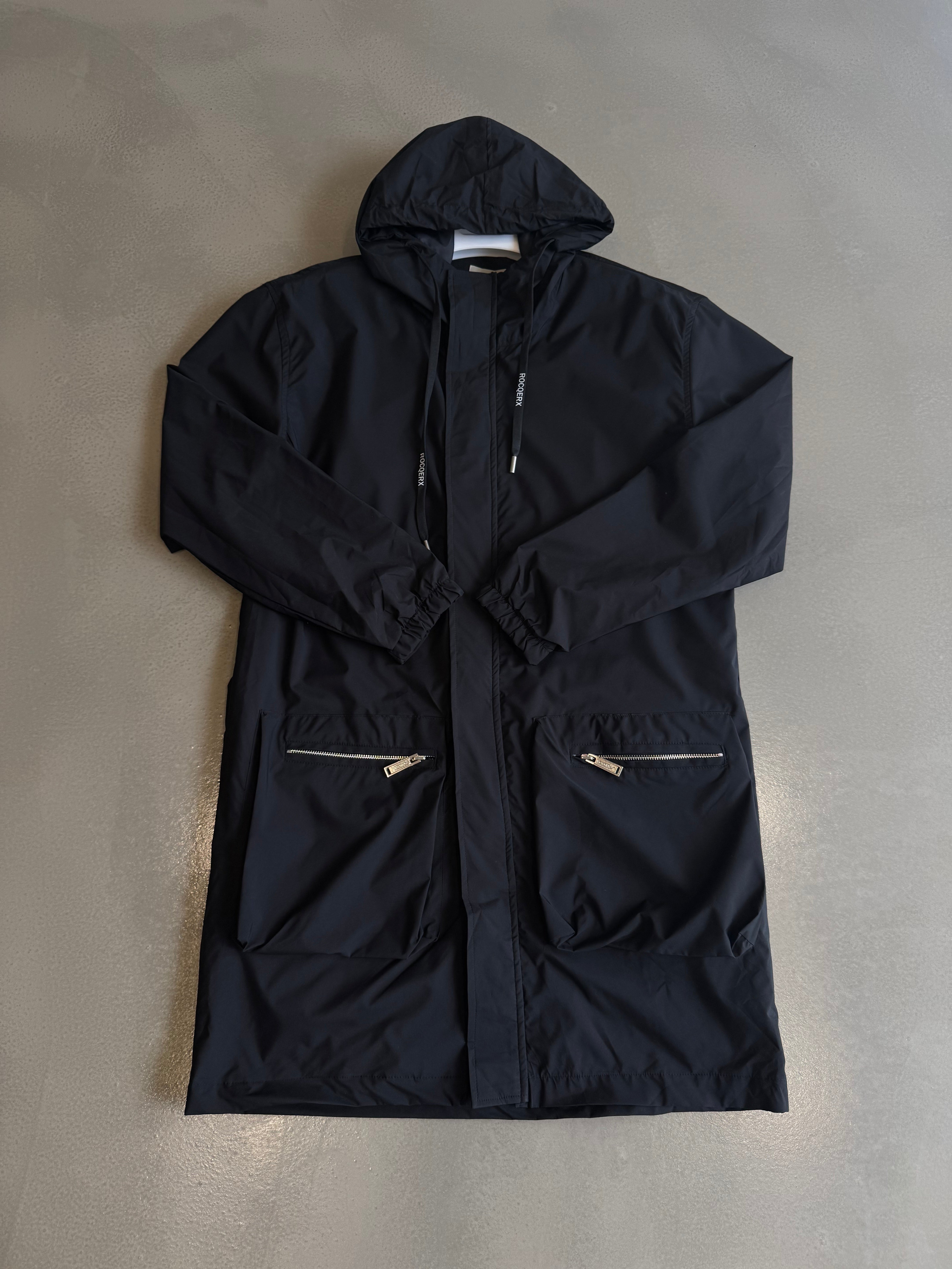 Siyah Kapüşonlu Uzun Yağmurluk