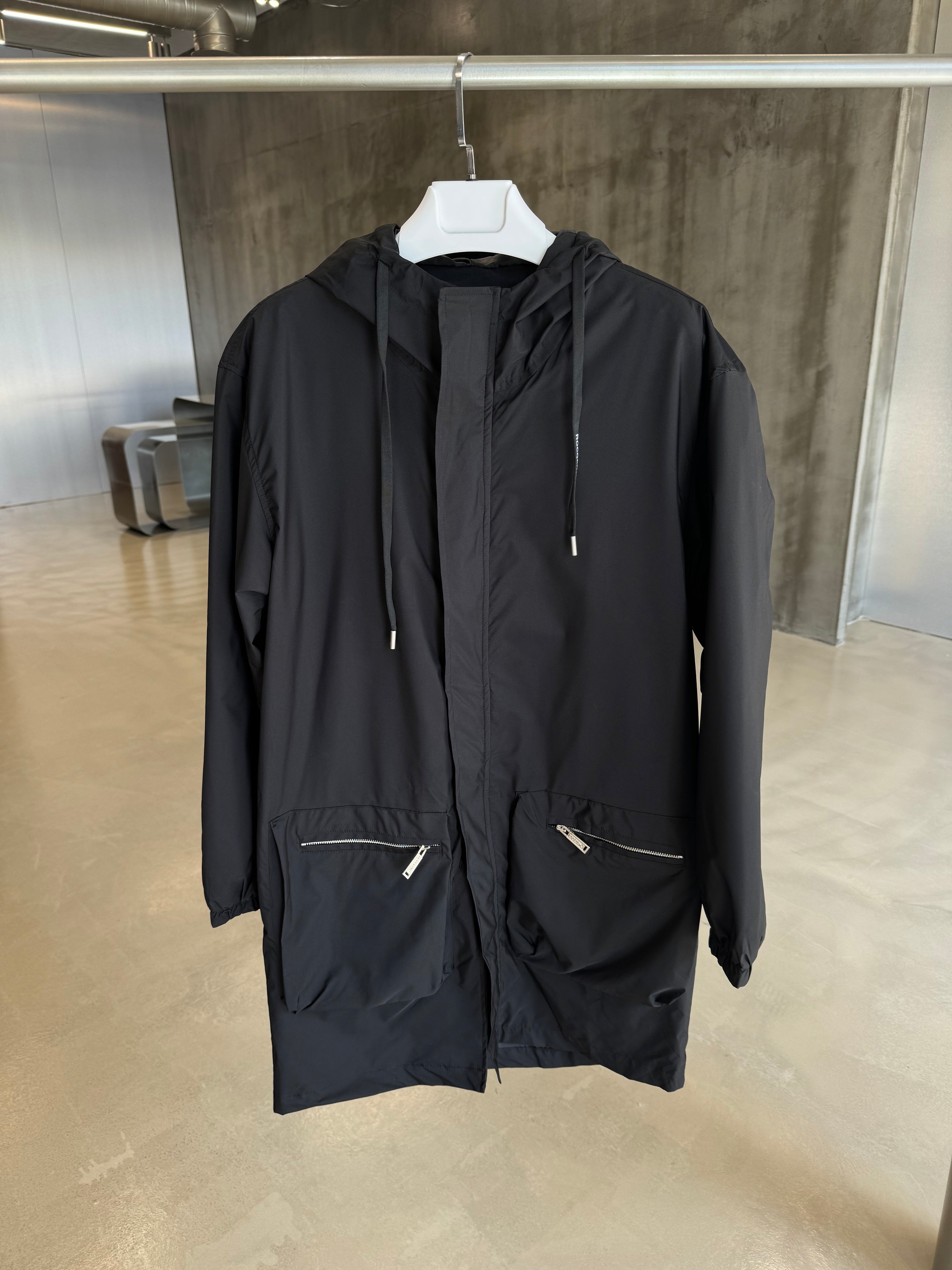 Siyah Kapüşonlu Uzun Yağmurluk