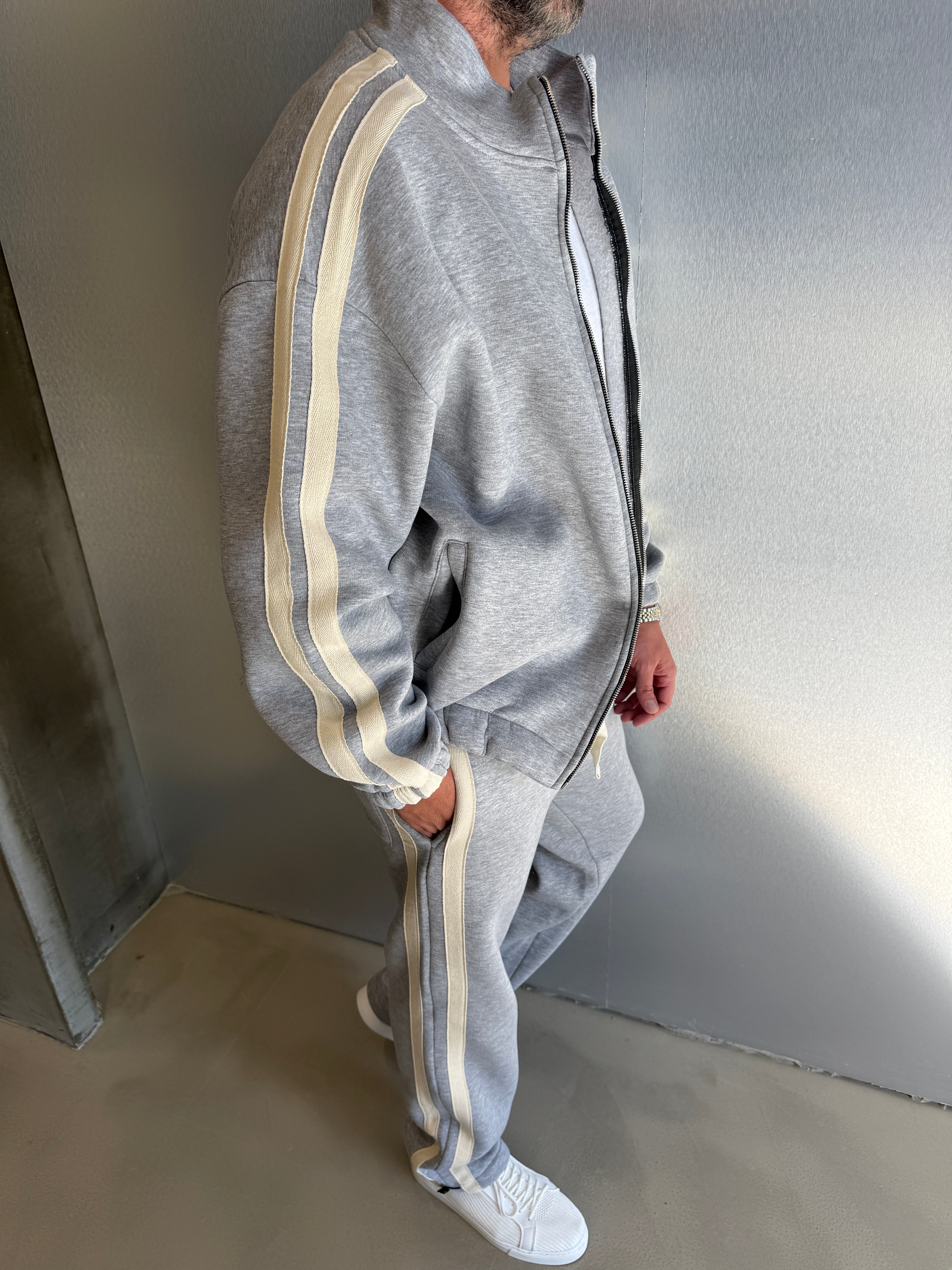 Siyah Hasır Şerit Detaylı Takım