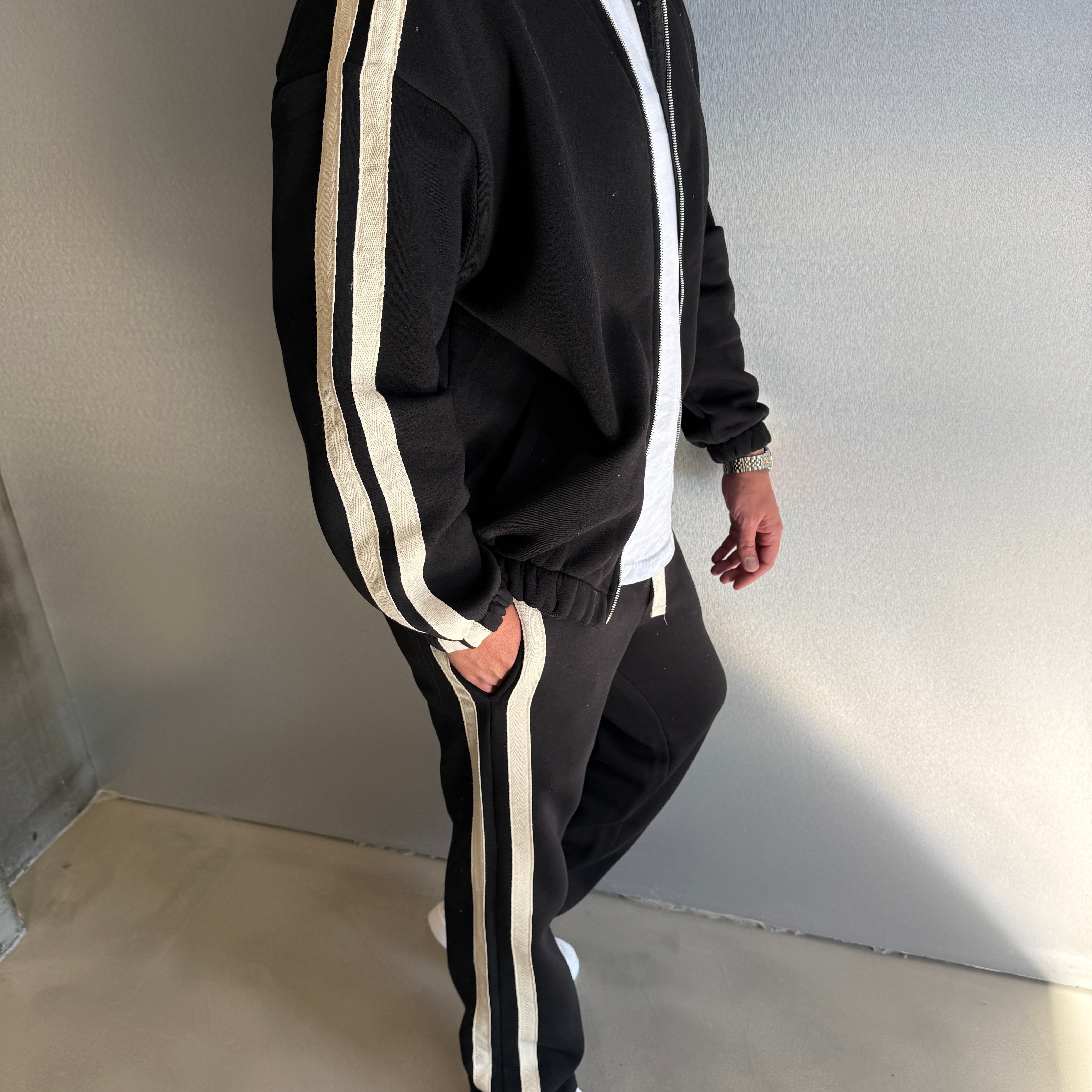 Siyah Hasır Şerit Detaylı Takım