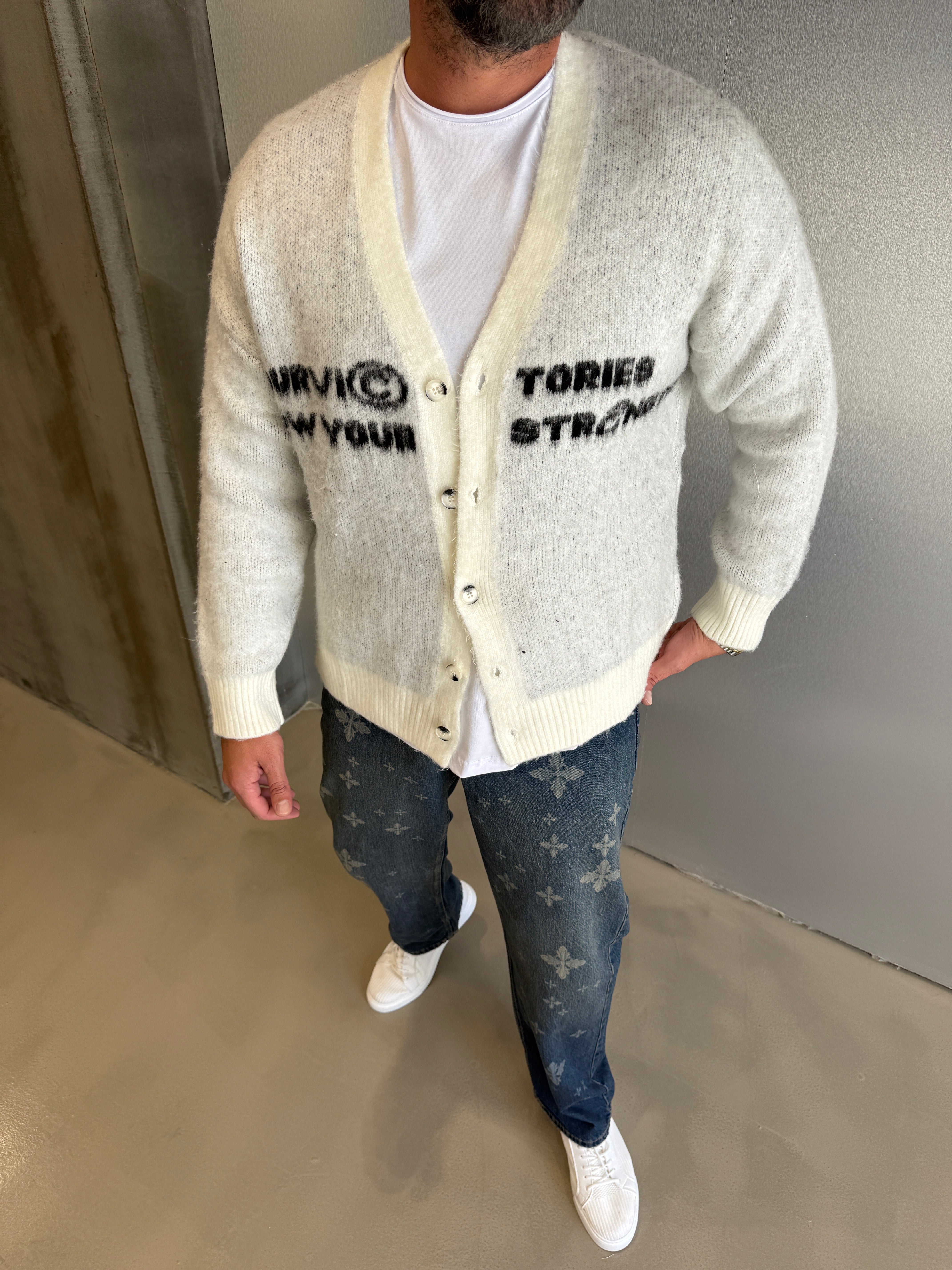 Krem Yazı Detaylı Sakallı Kumaş Hırka