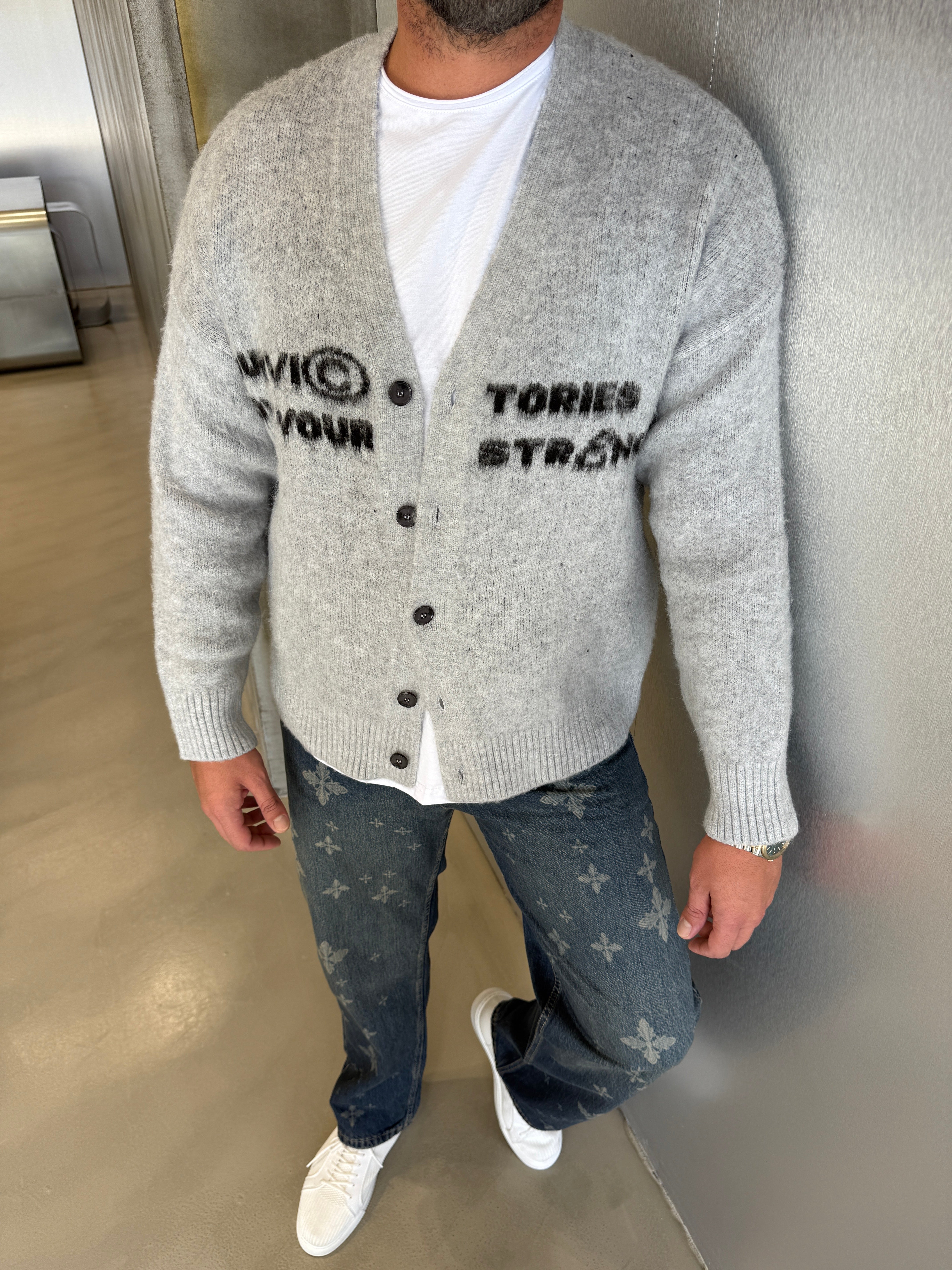 Gri Yazı Detaylı Sakallı Kumaş Hırka