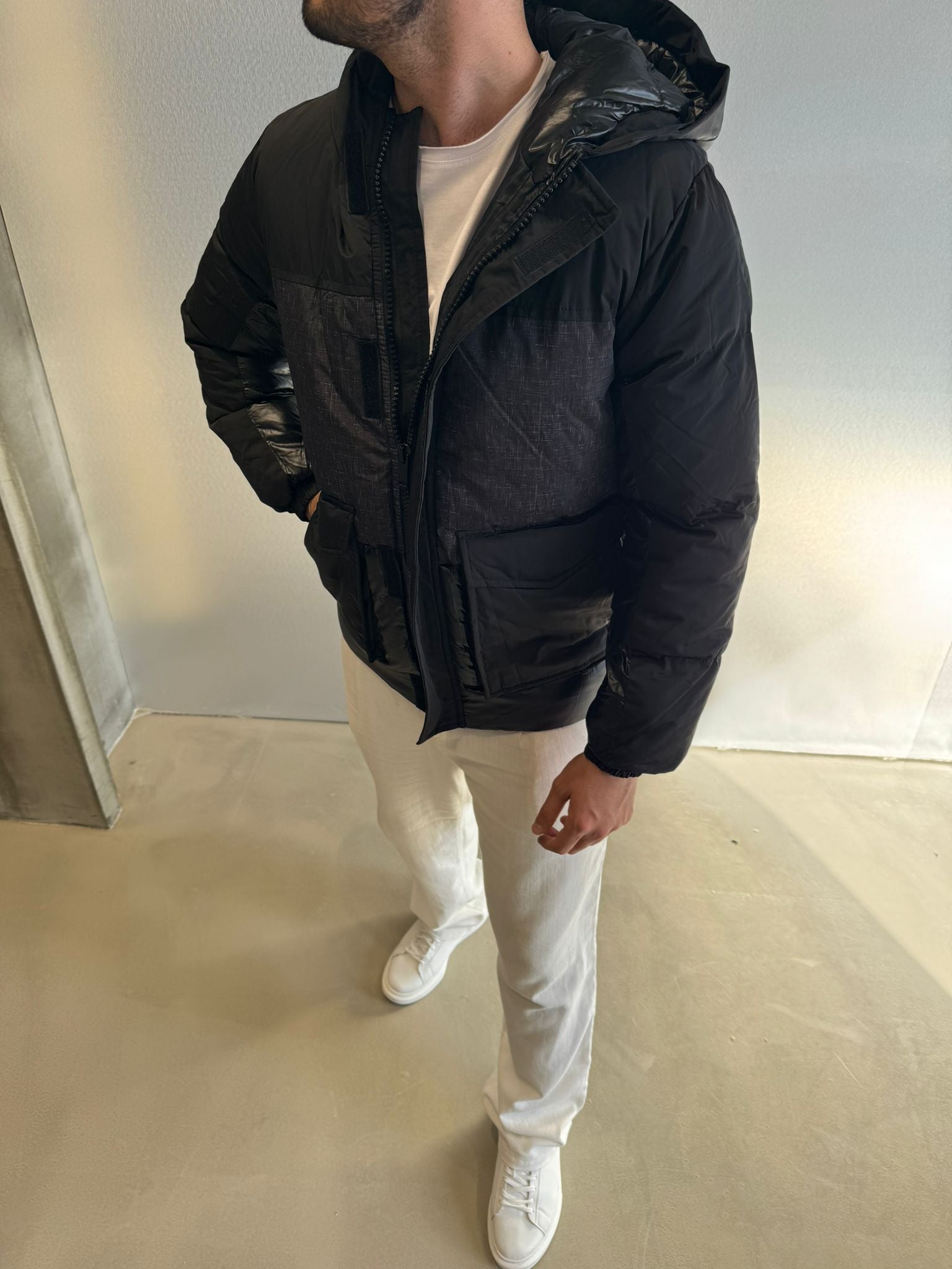 Siyah Torba Cepli Kapüşonlu Şişme Mont