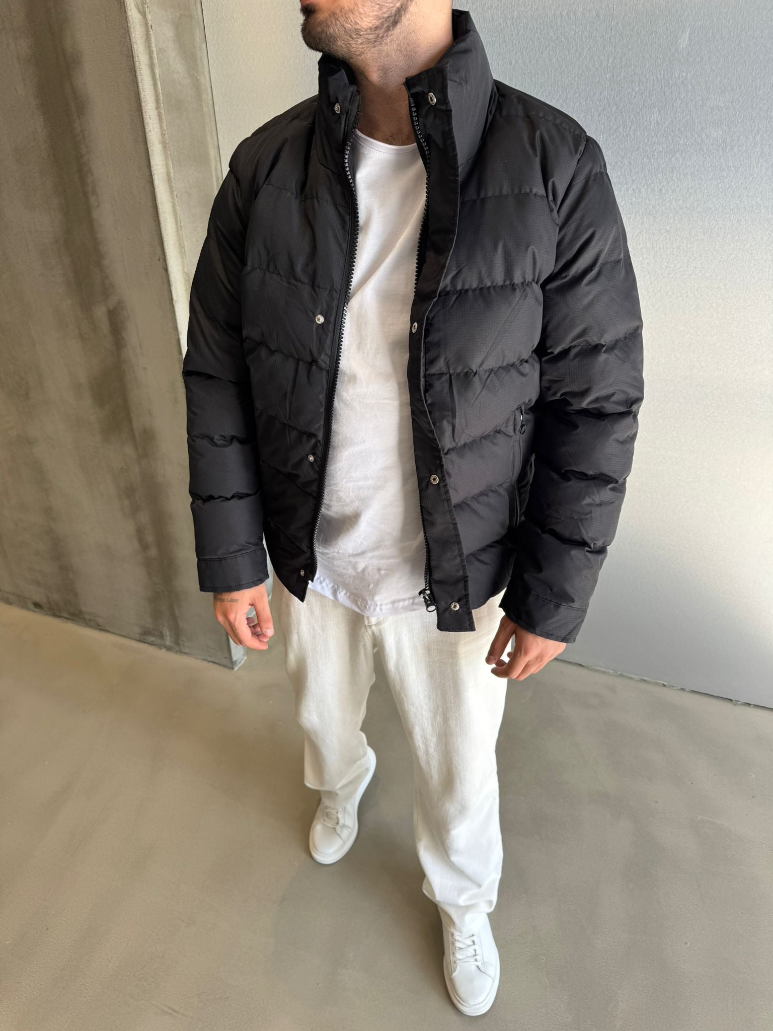 Siyah Yakalı Şişme Mont