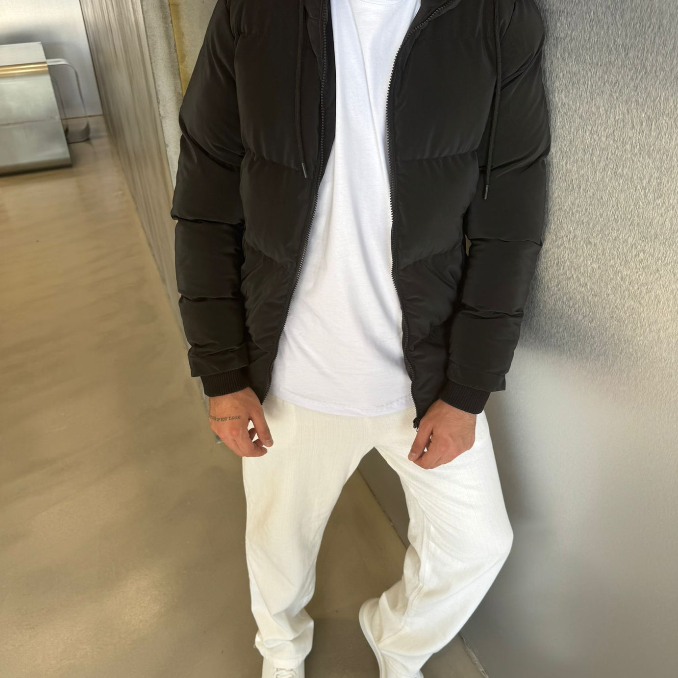 Siyah Karbon Kapüşonlu Şişme Mont