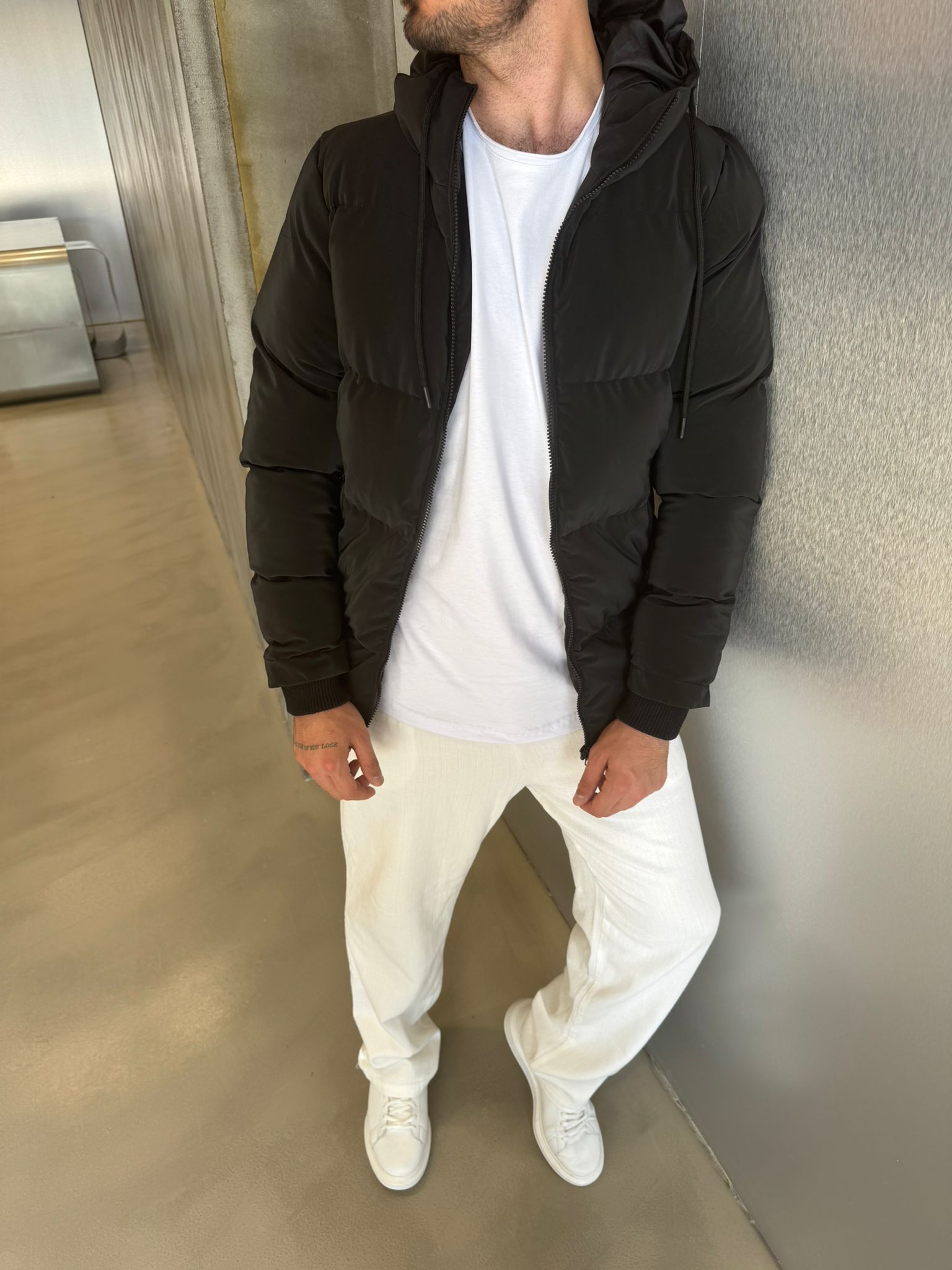 Siyah Karbon Kapüşonlu Şişme Mont