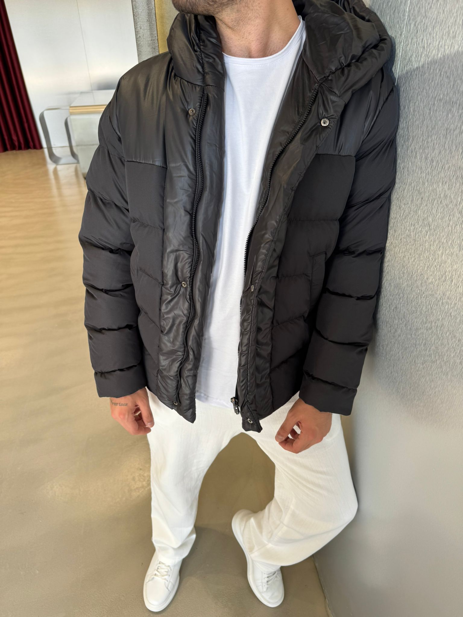 Siyah Kapüşonlu Şişme Mont