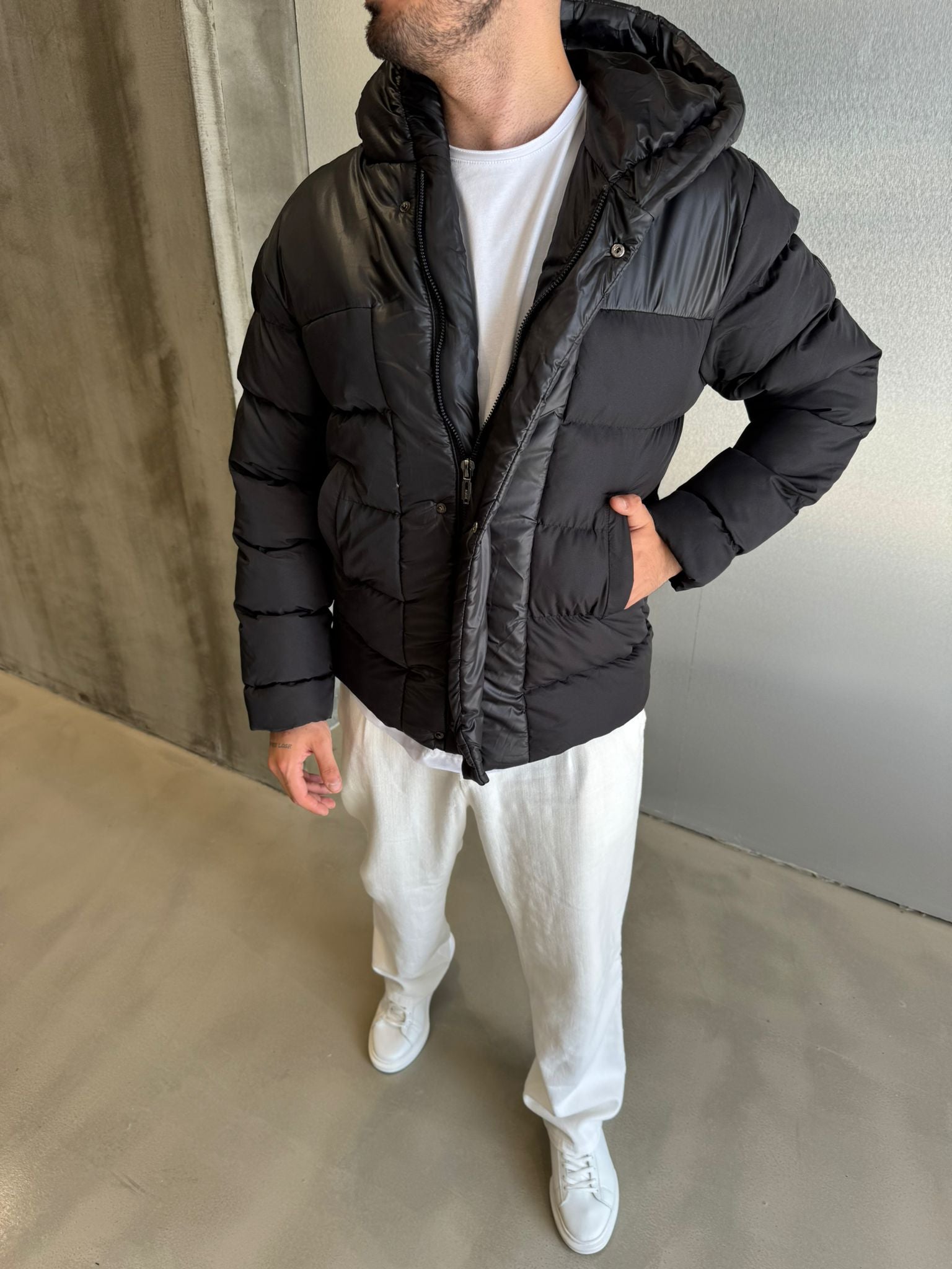 Siyah Kapüşonlu Şişme Mont