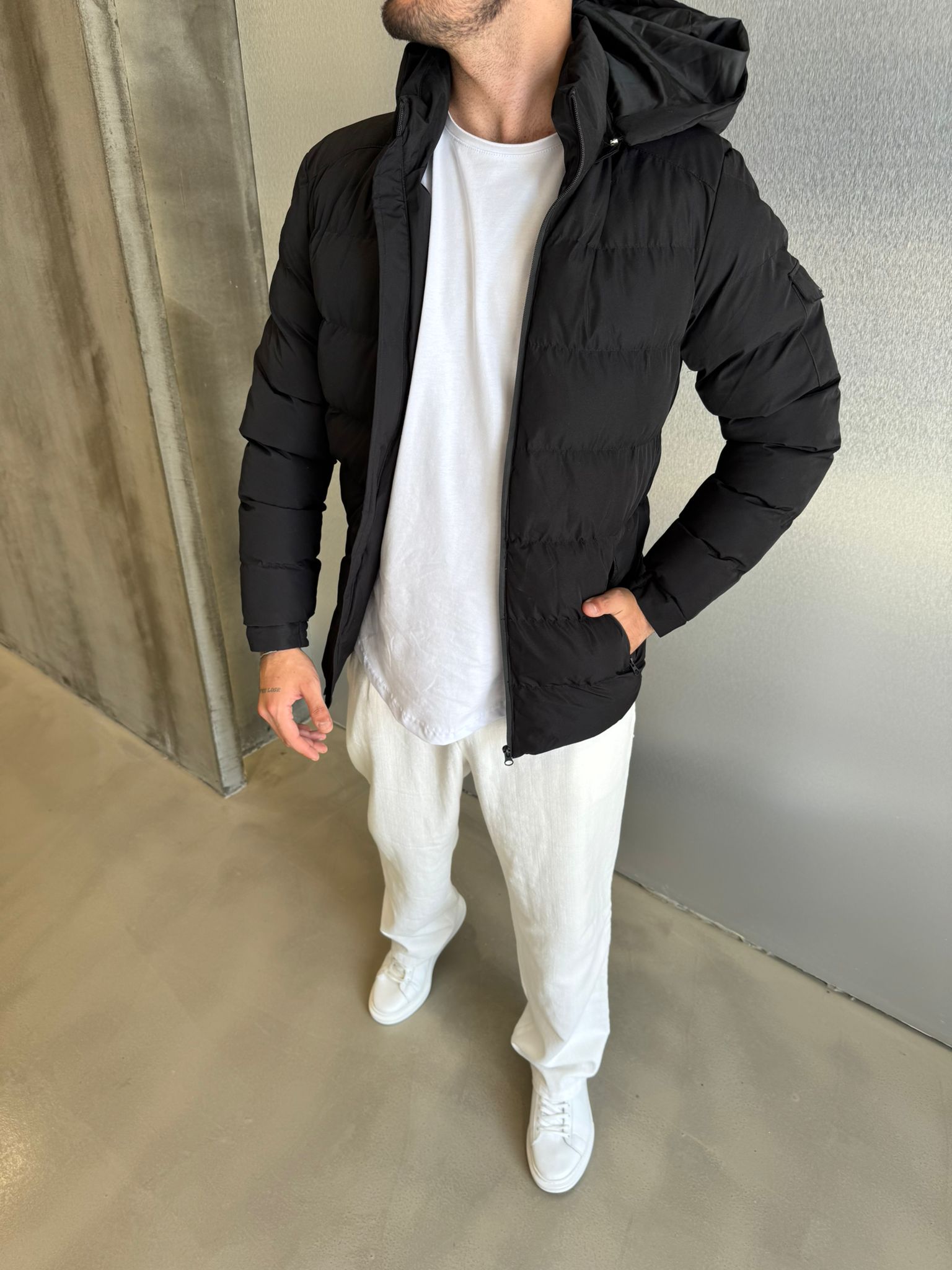 Siyah Kapüşonlu Şişme Mont