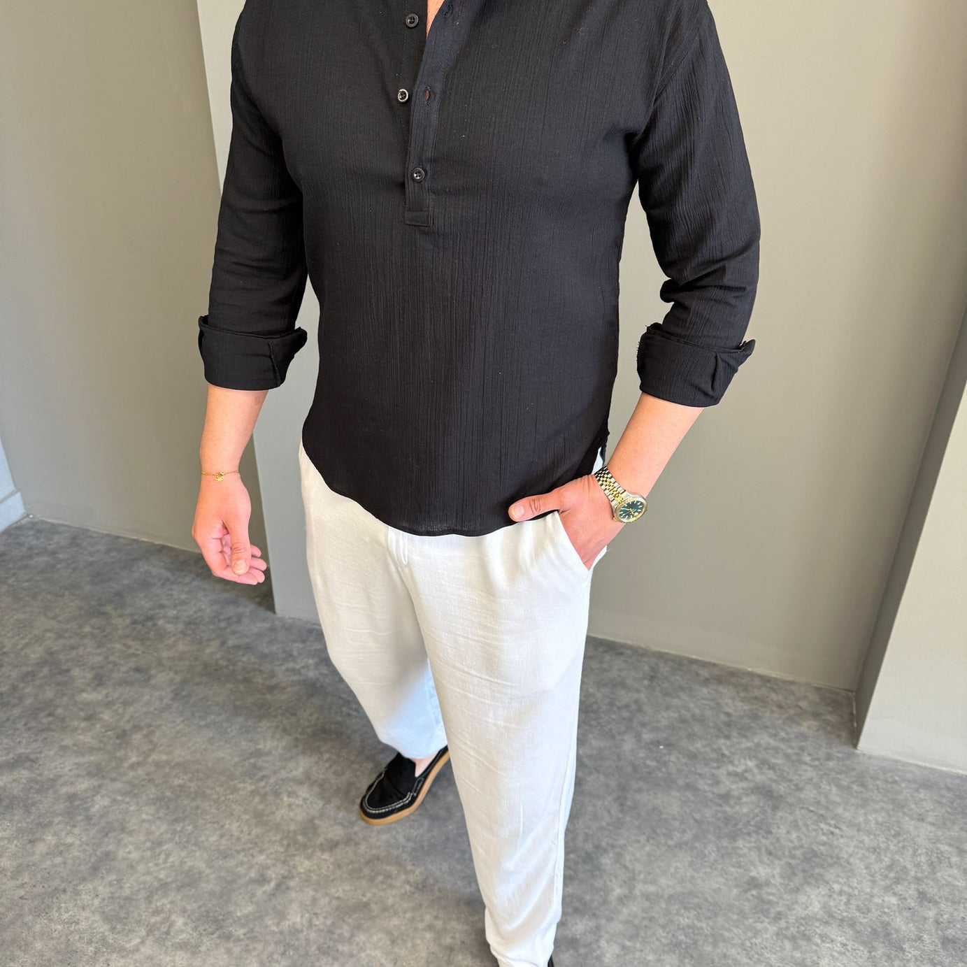 Siyah Hakim Yaka Yarım Pat Gömlek