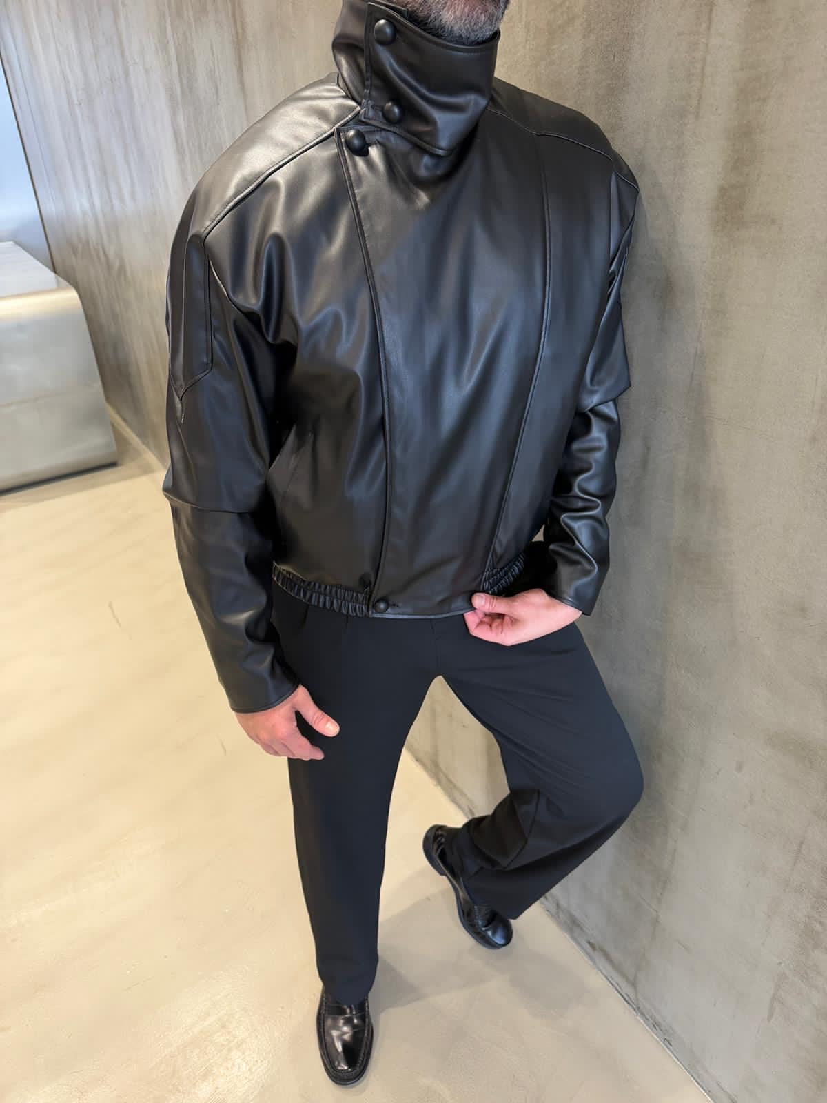 Siyah Tasarım Yaka Detaylı Deri Mont